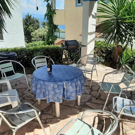 Apartment Snug In With Shared Pool